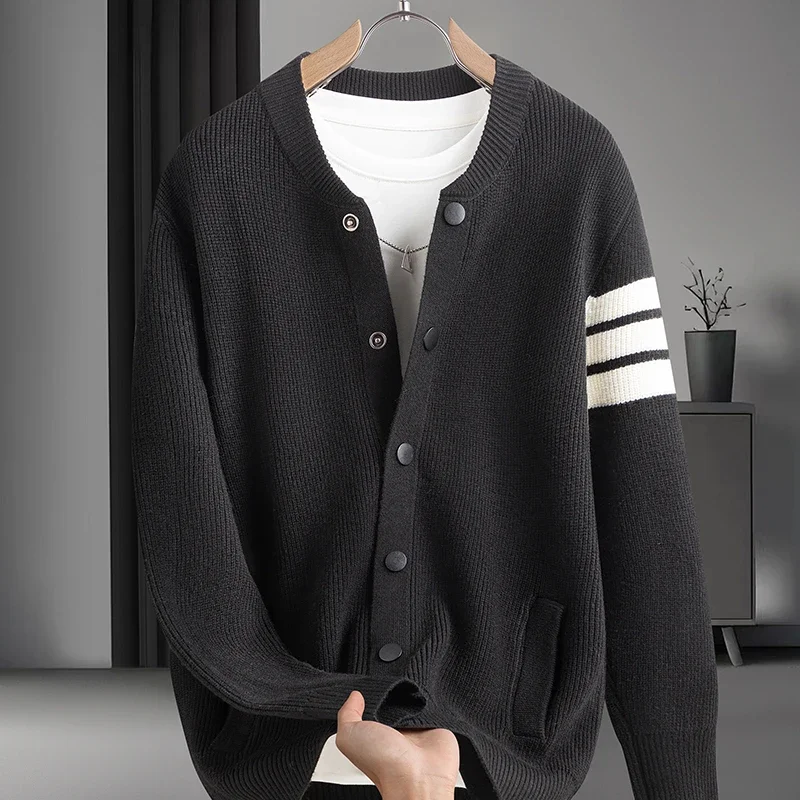 Winter Clothing Affordable - 手頃な価格で手に入る、高級感のあるメンズ長袖セータージャケット。丸襟、実用的なポケット付き、シングルブレスト、クラシックなデザインでトレンド感も漂う、メンズウェア。